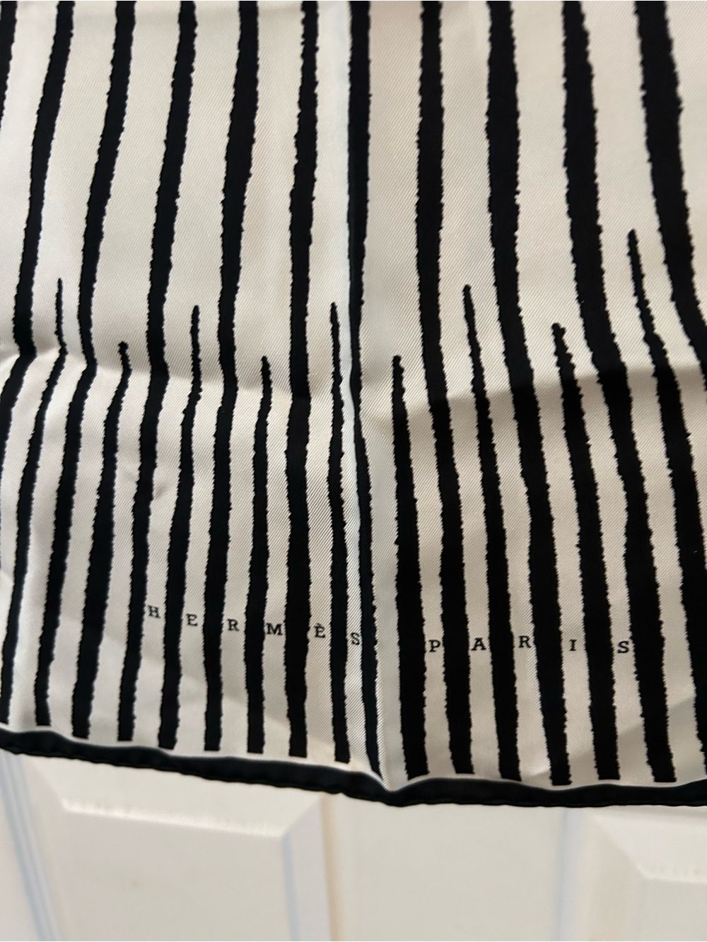 Vintage Hermes 100% silk black and white scarf 35“ x 35“, never dry, cleaned - Picture 3 of 8